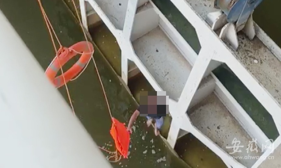 阜阳一男子钓鱼时落水被困水闸  警民携手救援上岸